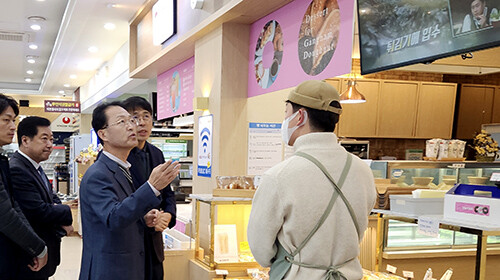 한국도로공사 대구경북본부 제40대 전형석 신임 본부장이 13일 취임식에 앞서 경부고속도로 칠곡휴게소(부산방향)를 방문해 휴게소 관계자를 만나고 있다. 사진=도공 대구경북본부 제공