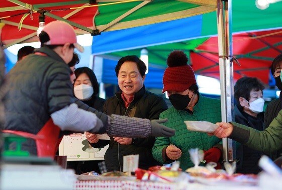 마석오일장을 방문한 주광덕 남양주시장. 사진=남양주시 제공