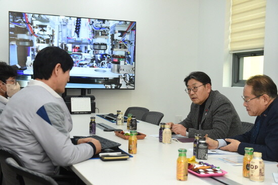 홍태용 김해시장이 기업체를 방문해 현장의견을 듣고 있다. 사진=김해시 제공