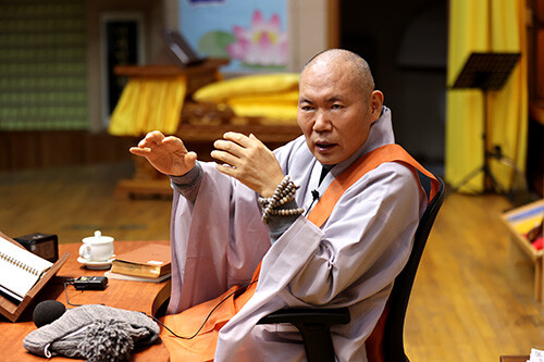 한국불교대학 大관음사 회주 우학 스님이 '일요신문'과 인터뷰를 갖고 있다. 사진=남경원 기자