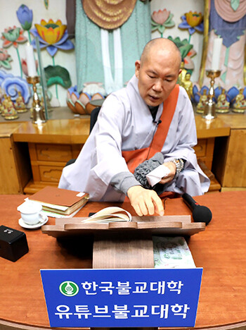 우학 스님이 유튜브를진행하고 있다. 사진=남경원 기자