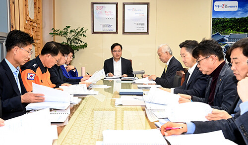 23일 김학홍 행정부지사 주재로 '군위군 대구시 편입 실국별 추진상황 보고회'가 열리고 있다. 사진=경북도 제공