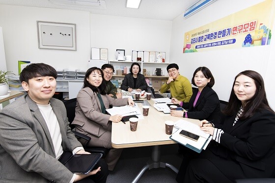 31일 김포시의회 행정복지위원회 소속 '좋은 교육환경 만들기' 연구모임 참석자들이 회의에 앞서 기념촬영하고 있다. 사진=김포시의회 제공
