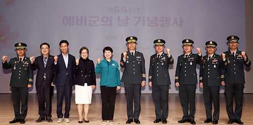 경북도가 제55주년 예비군의 날을 맞아 31일 도청에서 기념행사 갖고 기년촬영을 하고 있다. 사진=경북도 제공