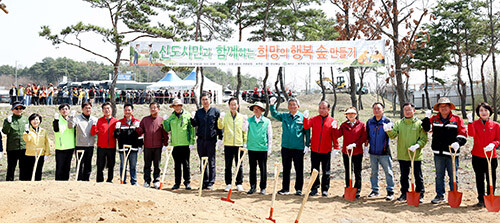 경북도는 31일 예천군 호명면 산합리 수변공원 일원에서 식목일 기념 나무심기 행사를 갖고 기념촬영을 하고 있다. 사진=경북도 제