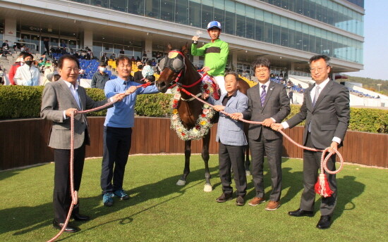 제17회 부산일보배 시상식 장면. 사진=한국마사회 부산경남본부 제공