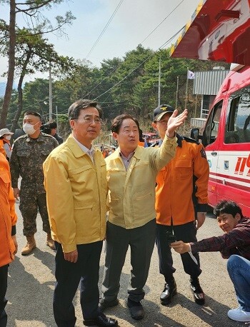 주광덕 남양주시장이 3일 김동연 경기도지사와 산불 발생 현장을 방문해 진화 진행 상황을 점검하고 있다. 사진=남양주시 제공