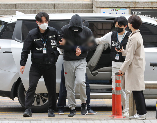 서울 강남구에서 발생한 40대 여성 납치·살해 사건 피의자 3명 중 연 아무개 씨가 4월 3일 오전 서울 서초구 서울중잉지방법원에서 열린 구속 전 피의자심문(영장실질심사)에 출석하고 있다. 사진=박정훈 기자