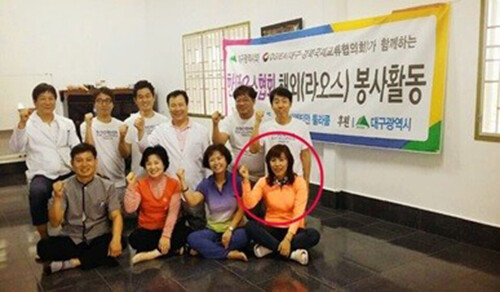 이가현 대표(앞줄 오른쪽)가 라오스 해외봉사에서 기념촬영을 하고 있다. 사진=이가현 대표 제공