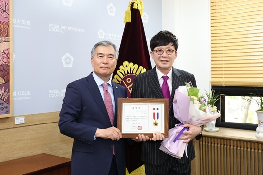 연예전문채널 ETN과 DBC대한방송제작미디어 회장인 배우 겸 가수 이부영이 서울시의회 의장실에서 열린 수여식에서 서울특별시의회 의장에게 표창장을 수상했다. 사진=DBC대한방송제작미디어 제공