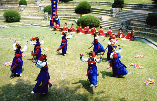 반주 연주에 맞춰 진주검무를 펼치고 있다. 반주 악기로는 피리, 저, 해금, 장구, 북 등이 쓰인다. 사진=국립무형유산원 제공