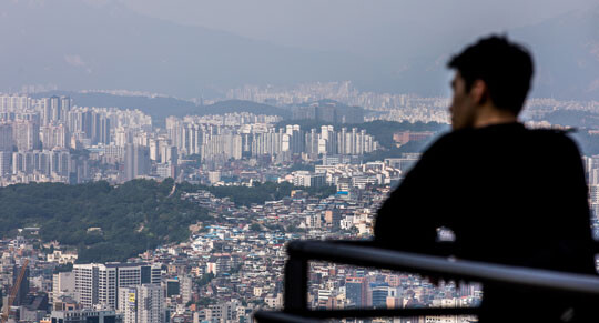 아파트 시장 진단 시 입주 물량뿐 아닌 물가, 정책, 거시환경 등 여러 변수를 종합적으로 고려해야 한다. 서울 용산구 남산공원에서 바라본 서울시내 아파트 전경. 사진=최준필 기자