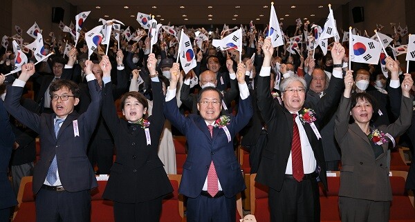 11일 오전 정부대구지방합동청사 홍재근실에서 '제104주년 대한민국임시정부 수립' 기념식이 열렸다. 홍준표 시장을 비롯한 주요 내빈들이 태극기를 들고 만세 삼창을 하고 있다. 사진=대구시 제공