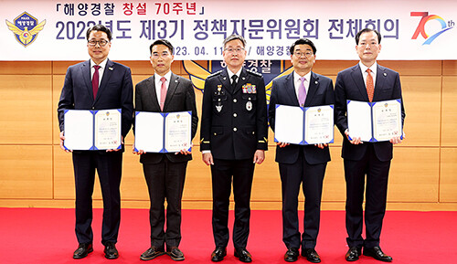 위촉장을 받은 후 기념촬영하는 변창훈 총장(왼쪽 첫번째). 사진=대구한의대 제공