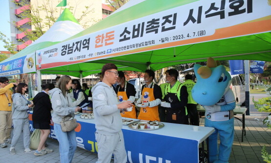 NC다이노스 홈 팬을 대상으로 한돈 소비촉진 무료 시식 행사를 하고 있는 모습. 사진=경남농협 제공