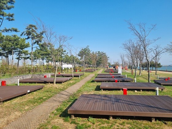 송도국제캠핑장 캠핑데크 전경. 사진=인천경제자유구역청 제공