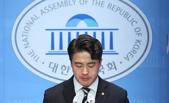 오영환 더불어민주당 의원이 4월 10일 서울 여의도 국회 소통관에서 기자회견을 열고 22대 총선 불출마 선언을 하고 있다. 사진=연합뉴스