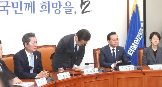 이재명 더불어민주당 대표는 2021년 전당대회 과정에서 송영길 전 대표 관계자들이 의원들에게 9400만 원을 살포한 의혹과 관련해 고개를 숙였다. 사진=박은숙 기자