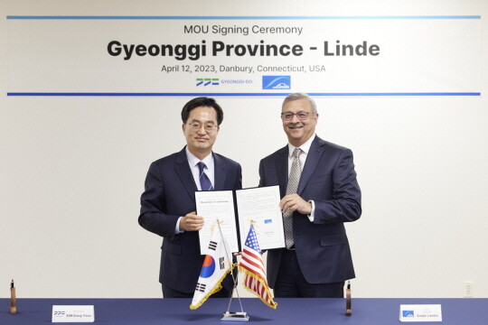 4월 12일(현지시간) 미국 코네티컷주에서 김동연 경기도지사가 산지브 람바(Sanjiv Lamba) 린데 CEO와 MOU협약서에 서명을 하고 기념촬영을 하고 있다. 사진=경기도 제공