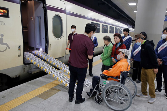 에스알(SR, 대표이사 이종국)은 20일(목) 장애인의 날과 4월 철도교통안전의 달을 맞아 지역 교통약자를 초청해 수서역에서 철도 안전교육, 비상대피요령 등 SRT 안전체험 활동에 나섰다.