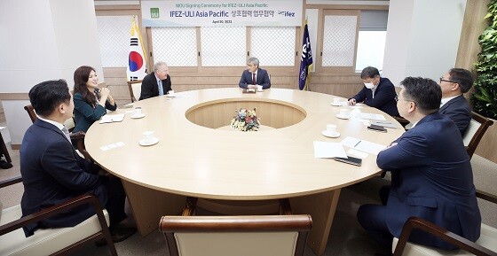 인천경제자유구역청이 20일 어반랜드 인스티튜트 Asia Pacific과 상호협력 업무협약을 체결하고 있다. 사진=인천경제청 제공