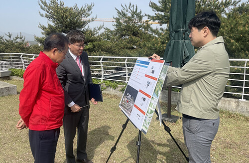 지난 21일 대구미술관을 방문한 홍준표 시장이 미술관 관계자에게 시설 전반에 대해 보고를 받고 있다. 사진=대구시 제공