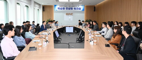 윤형중 한국공항공사 사장과 김난도 서울대학교 교수 및 관계자들이 ‘KAC 온라인 면세플랫폼’활성화 방안에 대해 열띤 토론을 펼치고 있다. 사진= 한국공항공사 제공