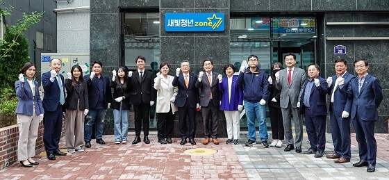 이재준 수원특례시장이 이한준 LH 사장 등 입주기념식에 참석한 인사들과 기념촬영하고 있다. 사진=수원특례시 제공