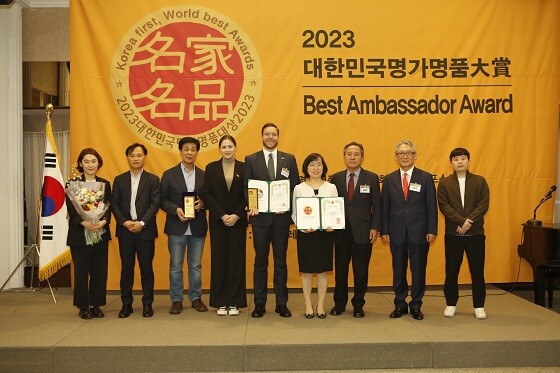 안산김홍도축제가 20일 대한민국 명가 명품 지역브랜드 부문 대상을 수상한 뒤 기념촬영하고 있다. 사진=안산시 제공