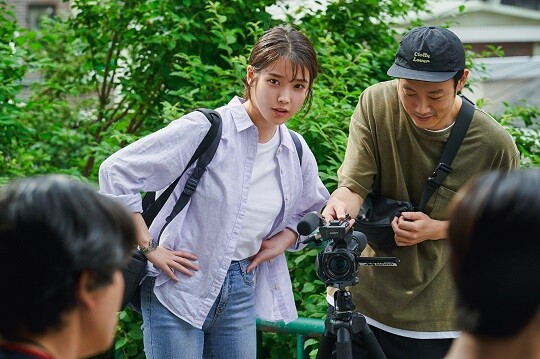 '캔디'형 캐릭터부터 복잡하고 어두운 '사연 많은' 캐릭터까지 섭렵한 아이유는 요즘 가장 욕심나는 것에 "덜 착하고, 덜 사랑하는 캐릭터"라고 말했다. 사진=영화 '드림' 스틸컷