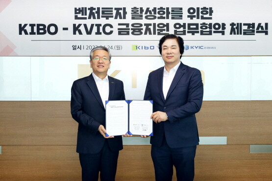 협약식 모습. 김종호 기술보증기금 이사장(왼쪽)과 유웅환 한국벤처투자(주) 대표이사(오른쪽). 사진=기보 제공