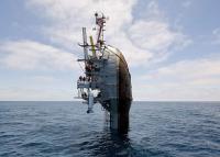 ‘침몰 아녜요’ 수직으로 서는 신기한 선박