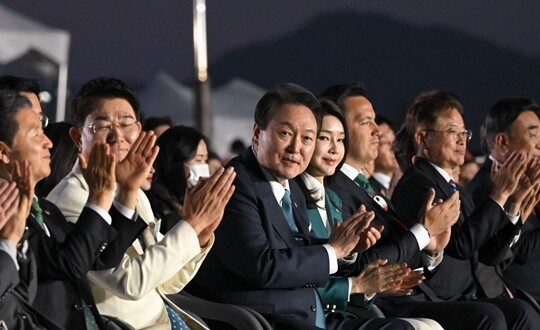 3월 31일 윤석열 대통령과 김건희 여사가 순천만국제정원박람회에 참석해 노관규 순천시장과 개막식을 보고 있다. 사진=대통령실 제공