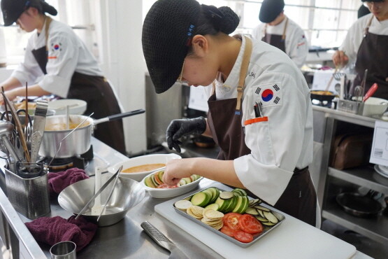 조리 장면. 사진=삼진어묵 제공