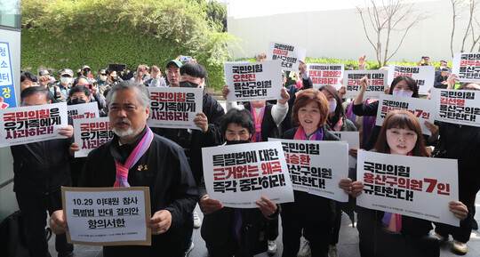 이정민 이태원참사유가족협의회 대표 직무대행과 유족들이 27일 오후 서울 용산구의회 후문 앞에서 항의서한을 들고 서 있다. 국민의힘 소속 용산구의회 의원 7명은 지난 25일 특별법 제정이 참사를 정쟁화한다며 '특별법 제정 반대 결의문'을 발의했다. 사진=연합뉴스