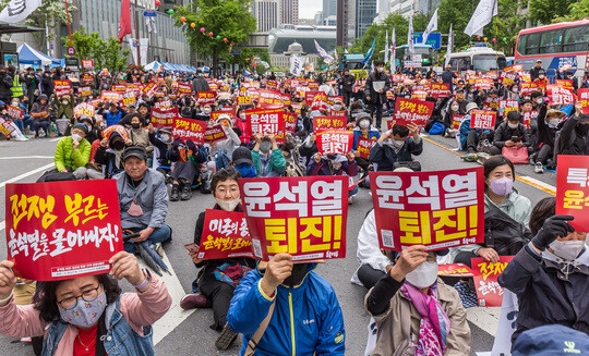 29일 오후 서울 중구 숭례문 앞 대로에서 촛불행동 주최로 열린 37차 촛불대행진에서 참석자들이 윤석열 정부 규탄 손팻말을 들고 있다. 사진=최준필 기자