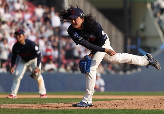 리그 전체 세이브 2위를 달리고 있는 김원중은 롯데가 1위로 등극한 순간에도 경기를 지켜냈다. 사진=연합뉴스