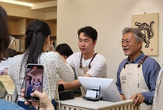 경남 양산시 하북면 지산리 평산마을에 있는 평산책방에서 책방지기로 일하고 있는 문재인 전 대통령의 모습. 사진=평산책방 SNS 갈무리