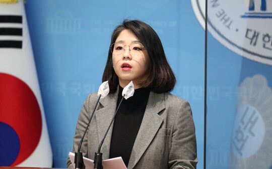 국회 소통관에서 기자회견을 하고 있는 용혜인 기본소득당 의원의 모습이다. 사진은 기사 내용과 관련없다. 사진=박은숙 기자