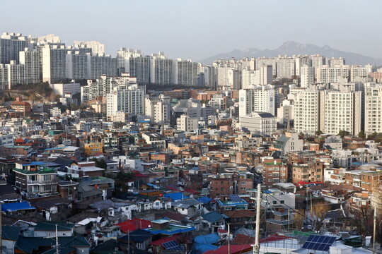 서울 종로구 낙산공원에서 바라본 성북구 일대 아파트와 주택가 전경. 사진=일요신문DB