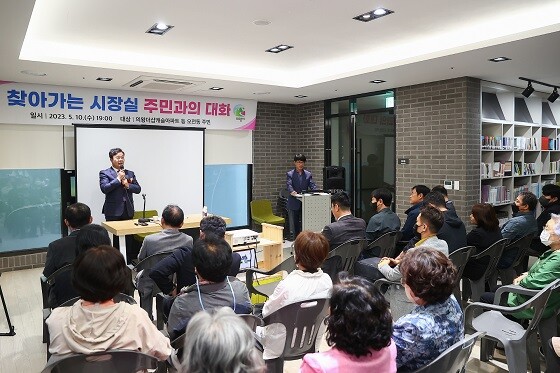 김성제 의왕시장이 10일 '찾아가는 시장실'을 열고 주민들과 소통을 하고 있다. 사진=의왕시 제공