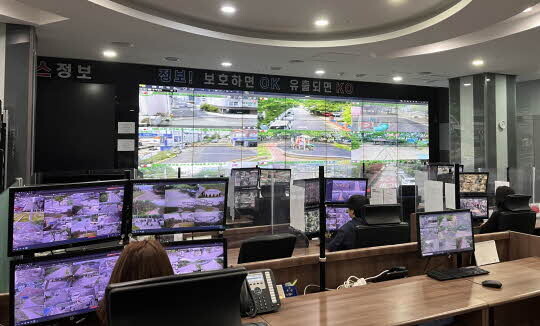 포항시 스마트 통합관제센터에서 관제요원들이 CCTV를 통해 상황을 모니터링하고 있다. 사진=포항시 제공