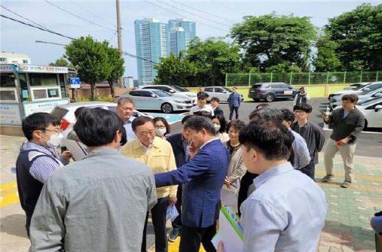 통학로 현장점검 장면. 사진=부산시 제공