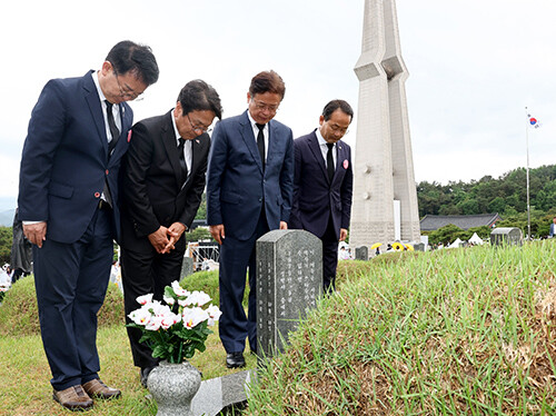 이철우 지사가 5‧18민주화운동 기념 행사를 마친 후 강기정 광주시장과 함께 영호남의 화합차원에서 5.18 묘역에 안장된 '광주'지역과 '경북' 지역 출신자 묘역을 참배하고 있다. 사진=경북도 제공