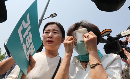 5월 16일 서울 용산구 대통령실 앞에서 열린 대한간호협회 주최 간호법 공포 촉구 기자회견에서 윤 대통령의 간호법 제정안 거부권 행사 소식이 전해지자 한 참가자가 눈물을 흘리고 있다. 사진=박정훈 기자