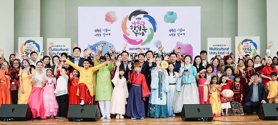 이재준 수원특례시장이 21일 제15회 다문화 한가족 축제 참가자들과 기념촬영하고 있다. 사진=수원시 제공