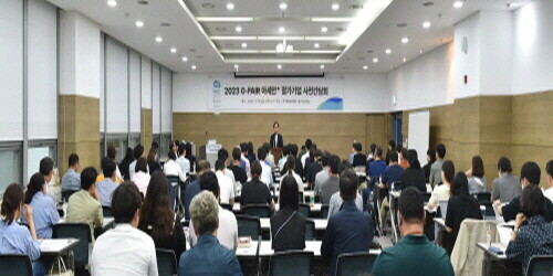 19일 경기R&DB센터에서 열린 ‘2023 G-FAIR 아세안+’ 사전간담회에서 강성천 경과원 원장이 참가자들에게 인사말을 하고 있다. 사진=경과원 제공