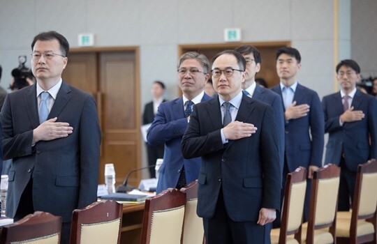 대검찰청에서 열린 전국 마약 전담 부장검사 회의에 이원석 검찰총장이 참석해 국민의례를 하고 있다. 사진=이종현 기자