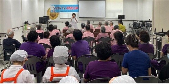 요양병원 방문 구강교육 진행 모습. 사진=김해시 제공