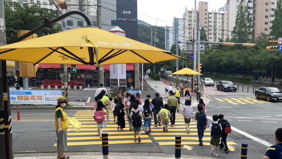 어린이보호구역 노란색 횡단보도 운영 모습. 사진=김해시 제공